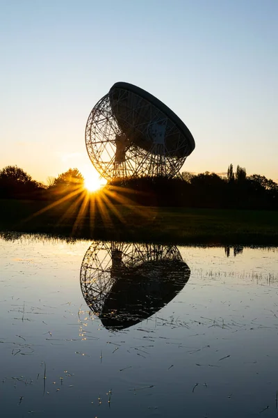 Jodrell Bank 'taki Lovell Teleskobu' nda gündoğumu, 50 yılı aşkın süredir Cheshire manzarasının tanıdık bir özelliği olmuştur. UNESCO Dünya Mirası Bölgesi. Manchester Üniversitesi Radyo Teleskop Astrofizik Merkezi.