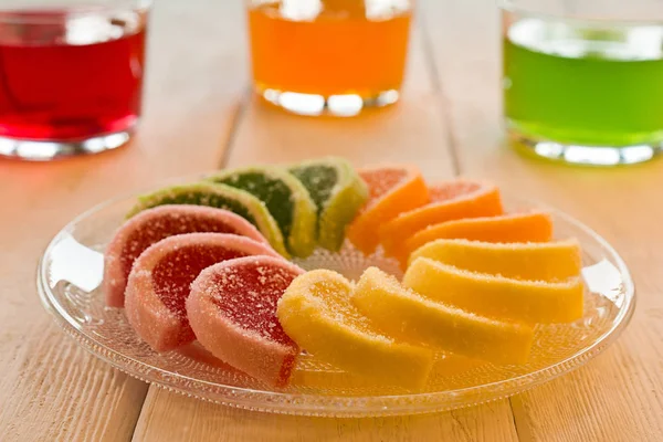 Цветные фруктовые конфеты, расставленные по кругу на деревянном столе . Лицензионные Стоковые Фото