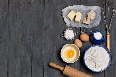 Siyah bir zemin üzerine malzemeyi kek. Metniniz için boş alan.