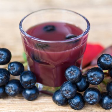 Bir bardak chokeberry tentür.