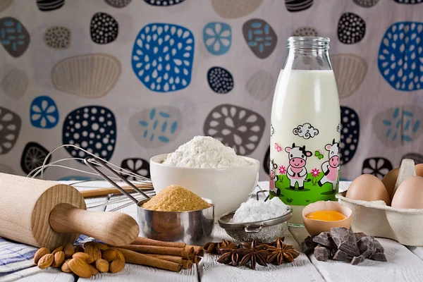 Ahşap rustik arka plan üzerinde kek için malzemeler.