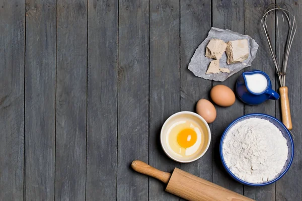 Ingredients cakes on a black background. Free space for your text. — Stock Photo, Image