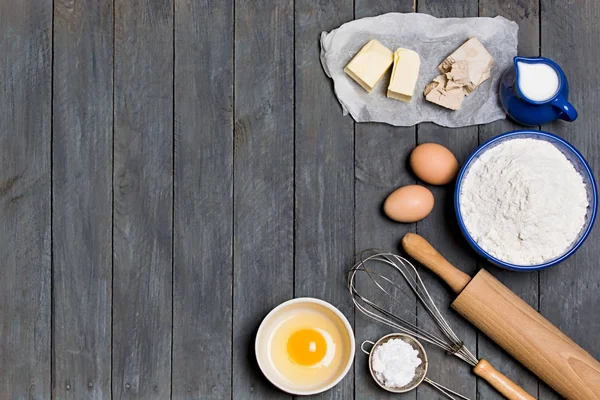 Ingredients cakes on a black background. Free space for your text. — Stock Photo, Image