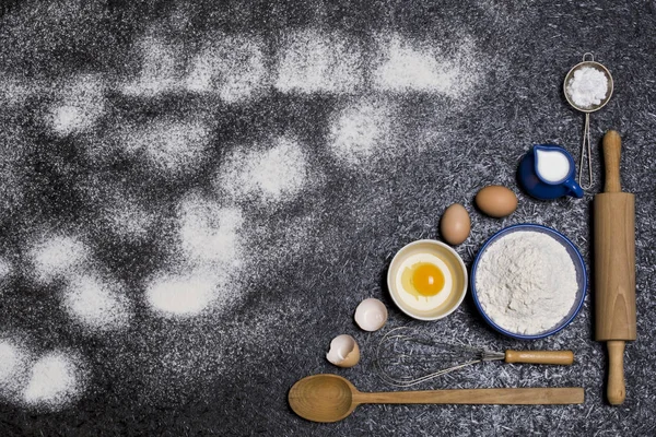 Ingredients cakes on a black background. Free space for your text. — Stock Photo, Image