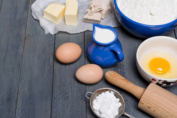 Ingredients for baking yeast cake, wooden background. — Stock Photo, Image