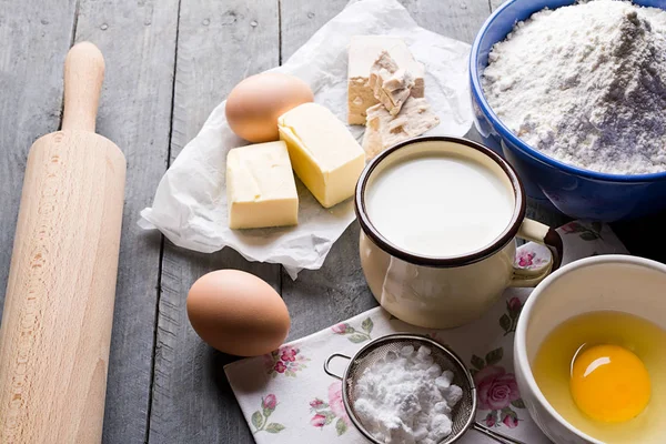 Maya kek, ahşap arka plan için malzemeler.