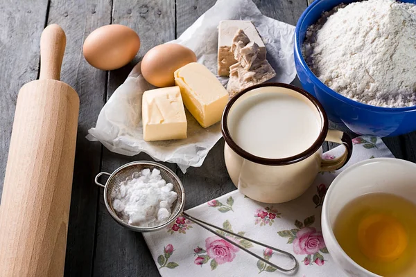 Ingredients for baking yeast cake, wooden background. — Stock Photo, Image