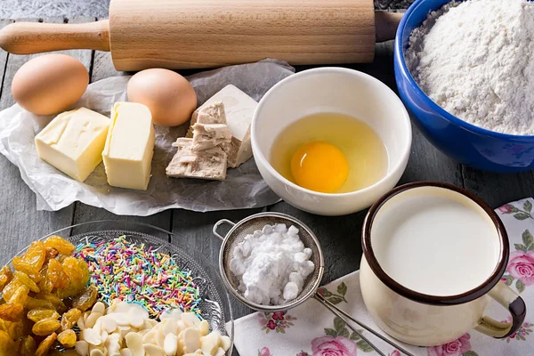 Ingredients for baking yeast cake, wooden background. — Stock Photo, Image