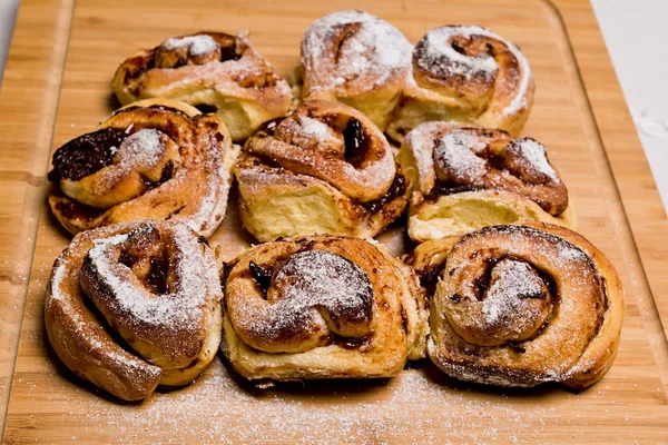 Homemade fresh baked yeast buns with plum jam. Sprinkled with icing sugar. — Stock Photo, Image
