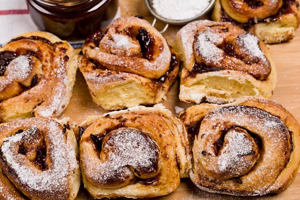 Ev yapımı taze Erik reçeli ile Maya buns fırında. İle krema şeker serpilir.