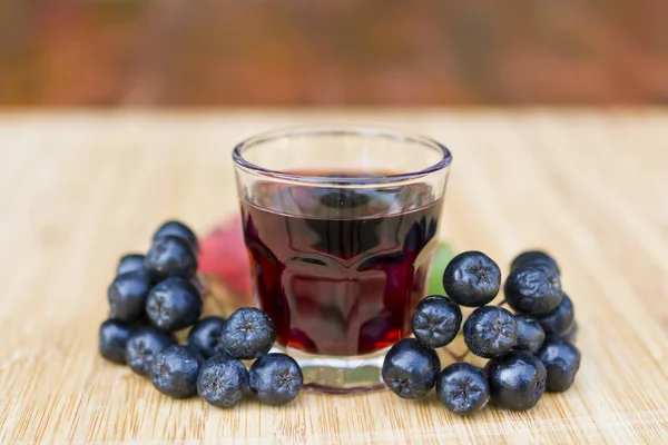 Bir bardak chokeberry tentür.