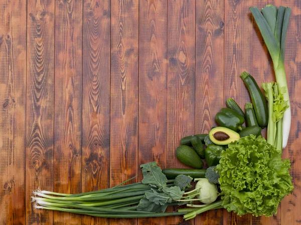 Зеленые овощи на деревянном фоне. Свободное место для текста . — стоковое фото