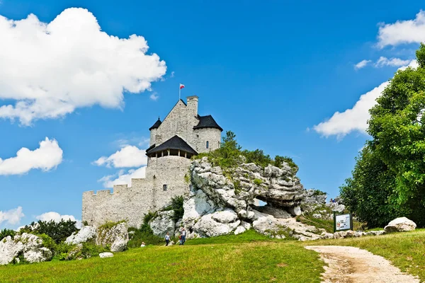 BOBÓLICE perto de CZESTOCHOWA, POLÓNIA, 20 de julho de 2016: Castelo do Cavaleiro Bobolice em Jura Cracóvia Czestochowa, Polônia . — Fotografia de Stock