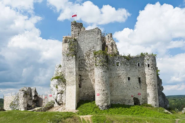 Руины замка в Мирове - древняя крепость в Юре Краков-Честохова в Польше . Лицензионные Стоковые Фото