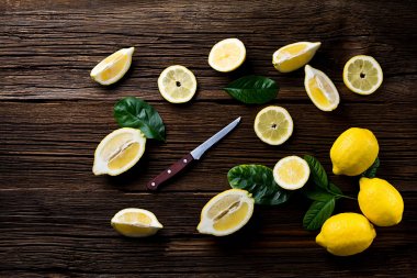 Eski vintage ahşap masa taze limon.