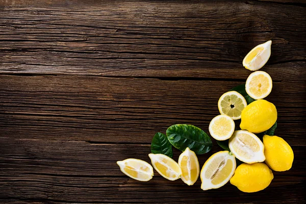 Eski vintage ahşap masa taze limon.