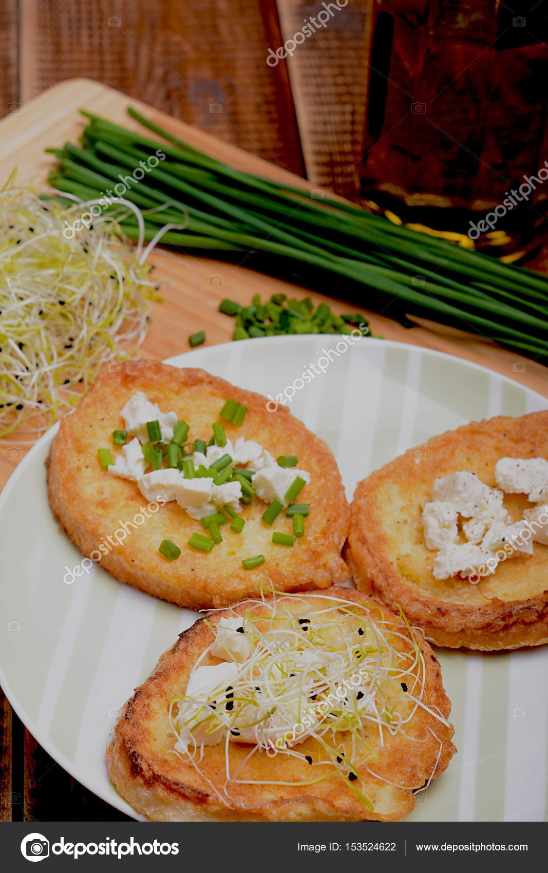 Torradas francesas com queijo de cabra, cebolinha fresca e ...