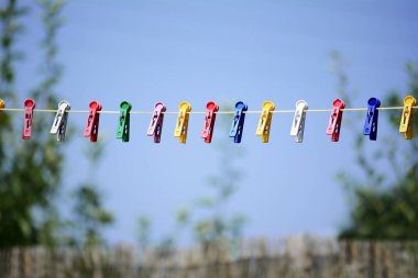 İp plastik bez ile mavi gökyüzüne karşı klipler.