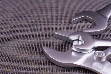 Somun anahtarları, çeşitli boyutları yakın çekim, koyu arka plan üzerinde.