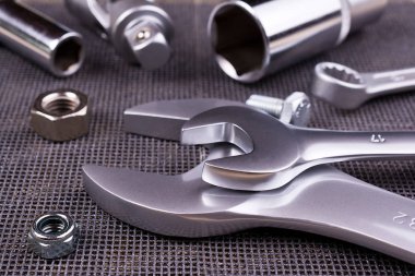 İngiliz anahtarları, somun ve cıvata metal bir arka plan üzerinde kümesi.