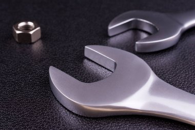 Koyu arka plan üzerinde irili ufaklı somun anahtarları.