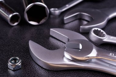 Koyu arka plan üzerinde irili ufaklı somun anahtarları.