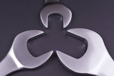 Siyah arka plan üzerinde irili ufaklı somun anahtarları.