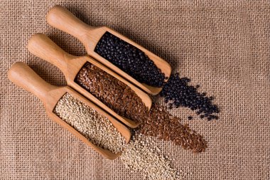 Mercimek, tahta kaşık keten ve quinoa tohumları.