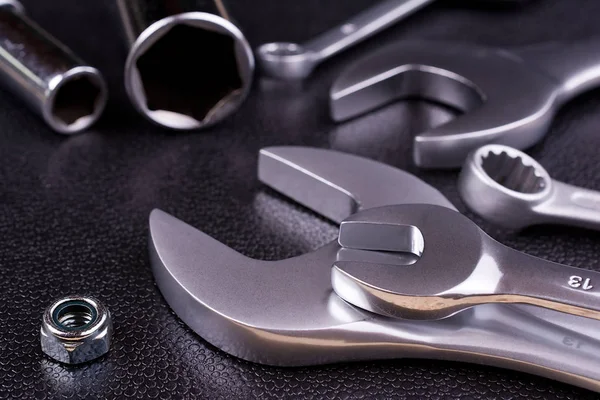 Koyu arka plan üzerinde irili ufaklı somun anahtarları.