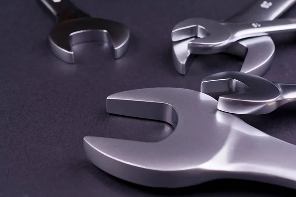 İngiliz anahtarları siyah arka plan üzerine ayarla.