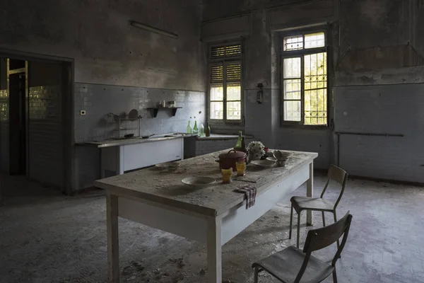 Eine verlassene Küche an einem verlassenen Ort — Stockfoto