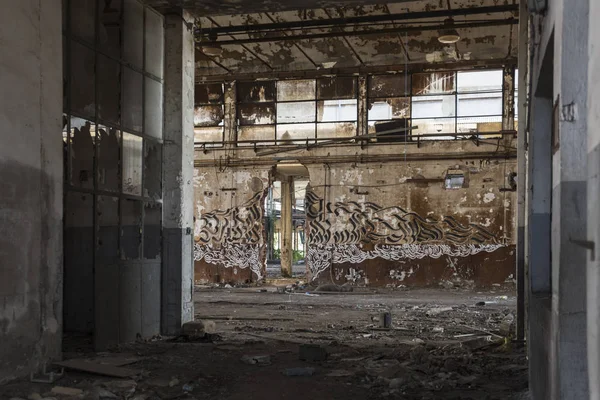 Terk edilmiş eski bir fabrikanın detayları. — Stok fotoğraf