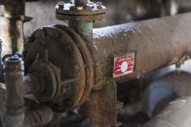 Terk edilmiş bir fabrikanın eski borusu.