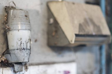 Örümcek ağlarıyla kaplı bir sabun makinesi.