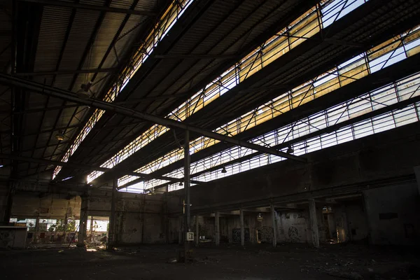Terk edilmiş eski bir fabrikanın detayları.