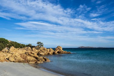 Sardunya 'daki güzel Capriccioli plajı.