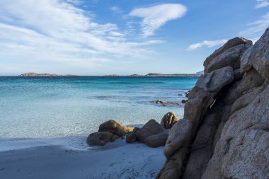 Sardunya 'daki güzel Capriccioli plajı.