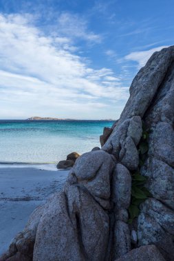 Sardunya 'daki güzel Capriccioli plajı.