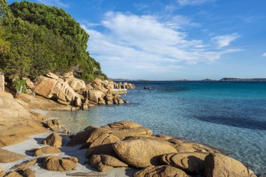 Sardunya 'daki güzel Capriccioli plajı.
