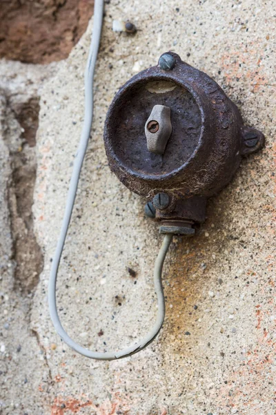 Ein verlassenes altes elektrisches Bauteil — Stockfoto