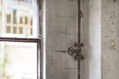 Terk edilmiş bir fabrikanın eski borusu.