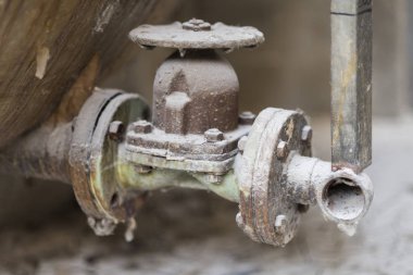 Terk edilmiş bir fabrikanın eski borusu.