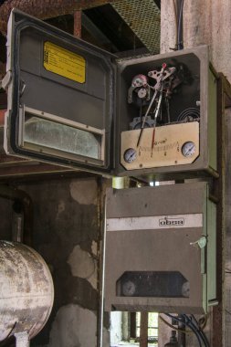 Terk edilmiş bir laboratuvar makinesinin detayları