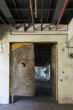 Terk edilmiş eski bir fabrikanın detayları.