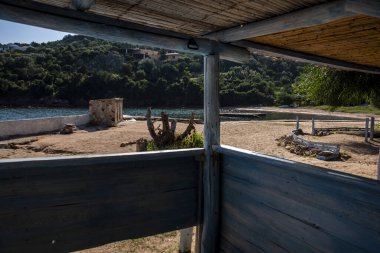 Sahilde bir ahşap bina.