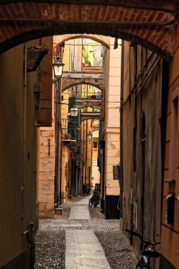 Finalborgo 'nun dar bir caddesi