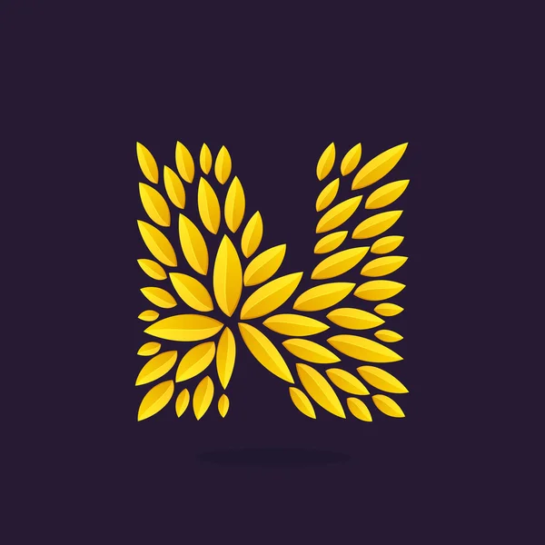 Logotipo de letra N formado por hojas de oro . — Vector de stock