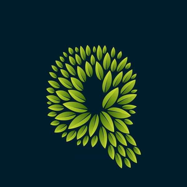 Q logotipo carta formada por folhas verdes frescas . — Vetor de Stock