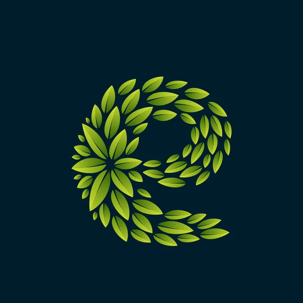 Logotipo de letra E formado por hojas verdes frescas . — Vector de stock