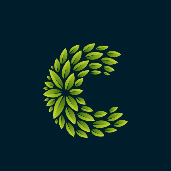 Logotipo de letra C formado por folhas verdes frescas . — Vetor de Stock